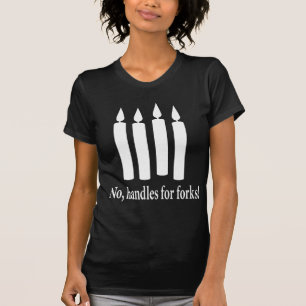 A forquilha segura a camisa de T