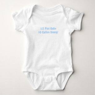 A fralda engraçada cita a camisa do bebê