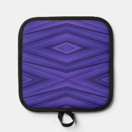 A frente mostra um padrão geométrico roxo