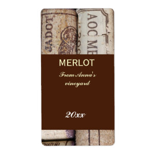 A garrafa de vinho arrolha a etiqueta da garrafa