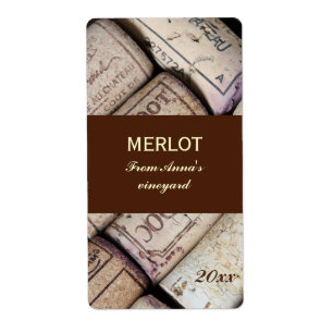 A garrafa de vinho arrolha a etiqueta da garrafa