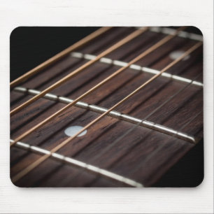 A guitarra amarra o mousepad