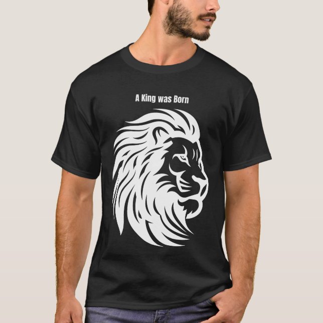 A King Was Born Lion T-Shirt – Powerful Gift Desig (Frente)