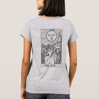 A lua e a camisa do cartão de Sun Tarot