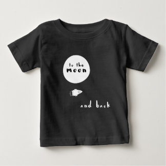À lua e à camiseta moderna hipster
