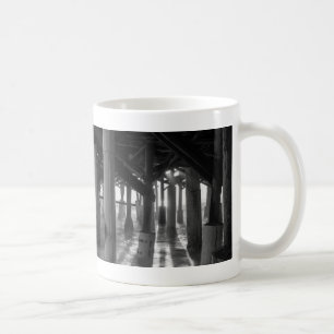 A Luz Do ouro Brilha Através De Uma Xícara De Café