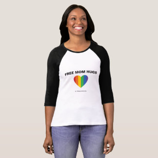 A mamã livre abraça o t-shirt