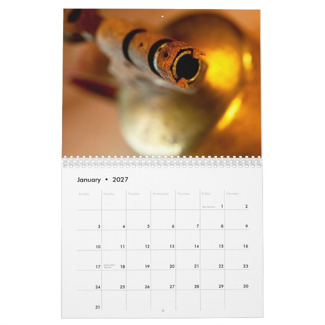 A mão utiliza ferramentas o calendário impresso (Jan 2027)