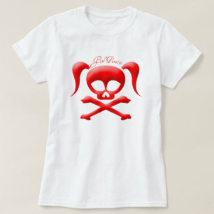 A menina pirateia o t-shirt