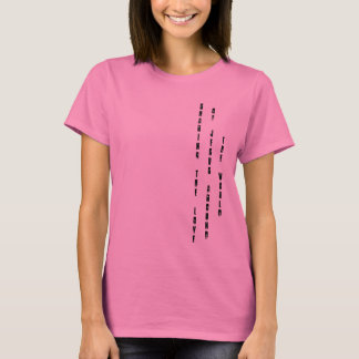 A mulher está dividindo a camisa do amor