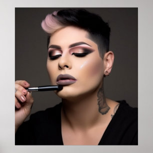 A mulher transita terminando sua poster de maquiag