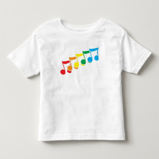 A música do arco-íris nota o t-shirt da criança