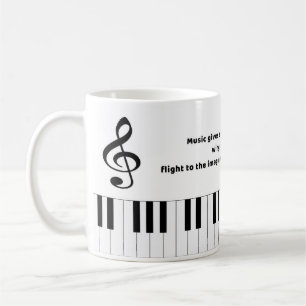A música do piano cita a caneca de café