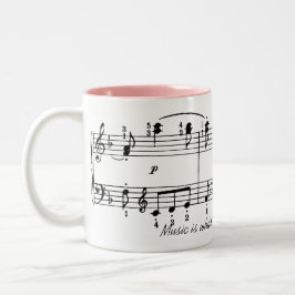 A música está sentindo a caneca de café