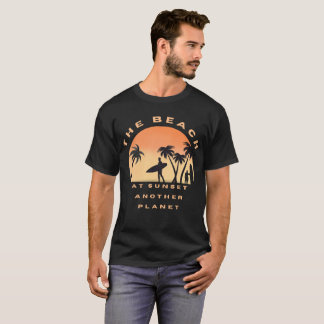a praia ao pôr do sol camiseta de outro planeta