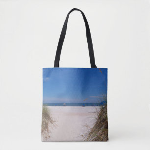 A praia em uma bolsa de tote
