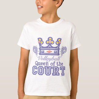 A rainha do voleibol da corte caçoa a camisa de T