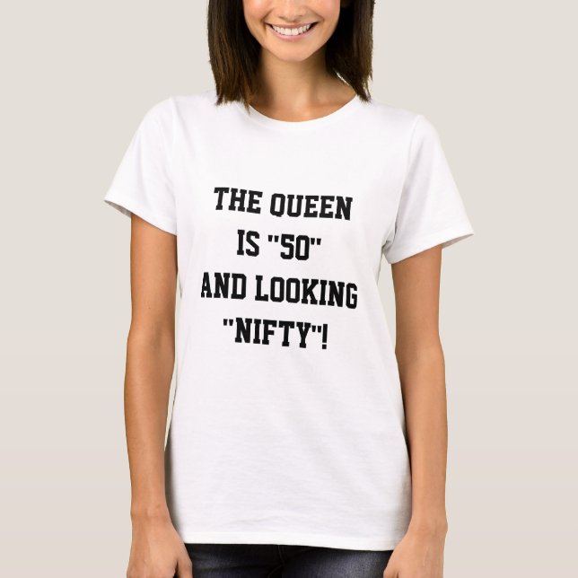 A RAINHA É "50" E PARECE "NIFTY" T-SHIRT (Frente)
