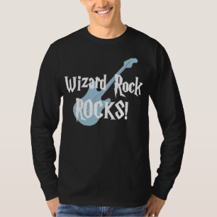A rocha do feiticeiro balança a camisa escura