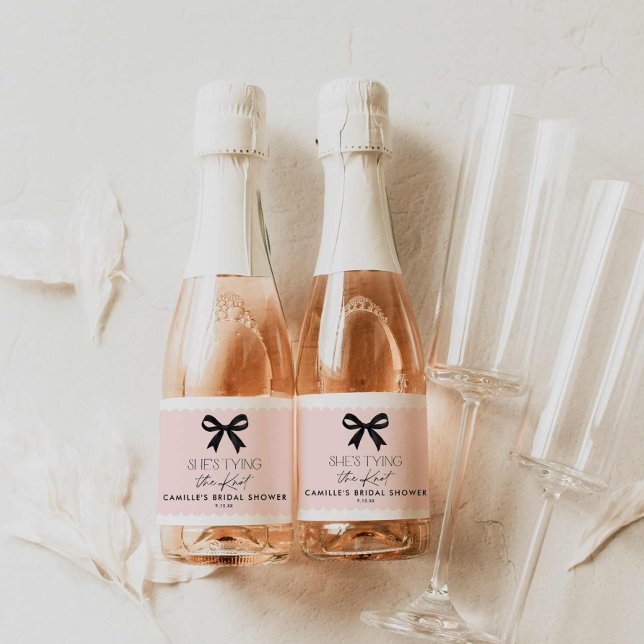 A Rosa Ela Está Se Casando (Pink She's Tying the Knot Bridal shower mini champagne label)