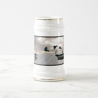 A snowboarding engana a caneca de cerveja da