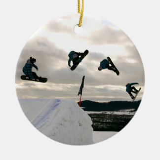 A snowboarding engana ornamento