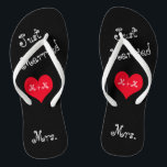 A Sra. dos Chinelos do Sr. & Sra. Recem casados<br><div class="desc">Estes chinelos Recens casados são o presente perfeito para a noiva ser. A design apresenta chinelos pretos com as palavras "Recem casados" em uma tipografia giratória divertida a um ângulo. No meio está um coração vermelho com suas iniciais ou monogramas. Na cura está a palavra Sra.. Estes são sacudir muito...</div>