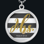 A Sra. Gold Foil, Nova Noiva, Colar Personalizado<br><div class="desc">A designer Sra. em textura de folha de ouro em um fundo de listras preto-e-branco com um lugar para sua personalização. Sra. Colklace,  Colar Casado,  Joia Casada,  Locket Personalizado,  Colar Personalizado,  Presente de Chá de panela,  Presente de Nova Noiva,  Presente de Casamento para Noiva.</div>