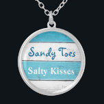 A turquesa Sandy Toes a colar salgado dos beijos<br><div class="desc">Estes divertimento e prata tropical colar chapeada são acentuados com o provérbio bonito de "beijos salgados dos dedos do pé Sandy" em uma turquesa e em um fundo listrado branco,  fazer ele um presente doce para a noiva,  damas de honra ou florista.</div>