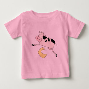 A vaca salta sobre o camiseta e os presentes da