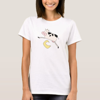 A vaca salta sobre o camiseta e os presentes da