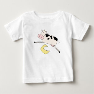 A vaca salta sobre o camiseta e os presentes da