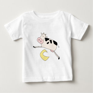 A vaca salta sobre o camiseta e os presentes da