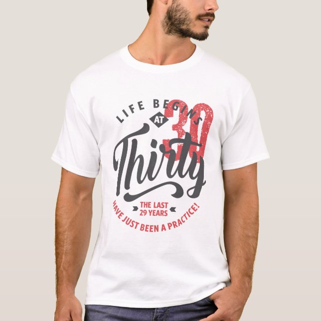 A vida começa aos 30 | T-shirt aniversário de 30 a (Frente)