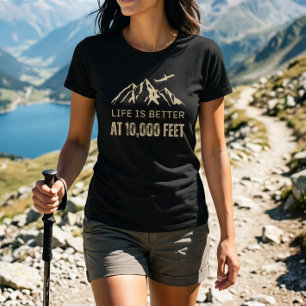 A vida é melhor na camiseta de caminhada na montan