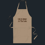 A vida é melhor no lago, avental engraçado de apos<br><div class="desc">A vida é melhor no lago,  avental de aposentadoria engraçado. Legal avental de cozinha com tipografia vintage. presente divertido para homens aposentados. Também excelente para pescador. Disponível em branco,  bege e amarelo. Personalize com o nome do chef,  opcionalmente. Excelente para CHURRASCO,  cozinhar,  cozedura,  artesanatos e muito mais.</div>