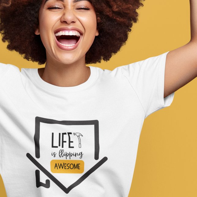 A Vida Está Incrível Com A Camiseta Da Casa (This fun, "Life is flipping awesome" tri-blend t-shirt would make the perfect gift! )