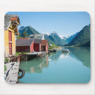A vila de Fjærland e de mousepad do fiorde,