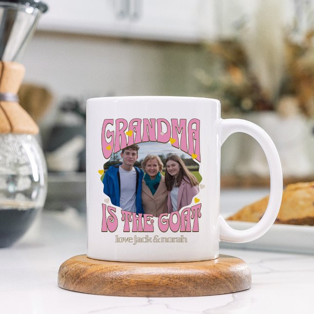 A vovó retrô é a caneca de fotos de cabra (Retro GOAT mug for greatest grandma of all time with photo and grandkids names)