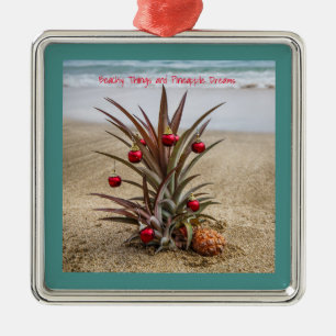 Abacaxi da praia com enfeites de natal vermelhos