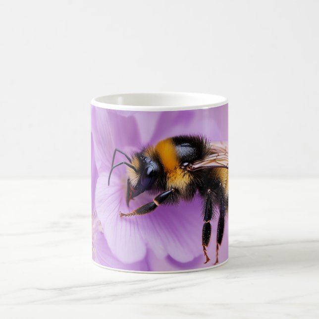 Abelha-do-bumble na caneca de flores rosa (Centro)