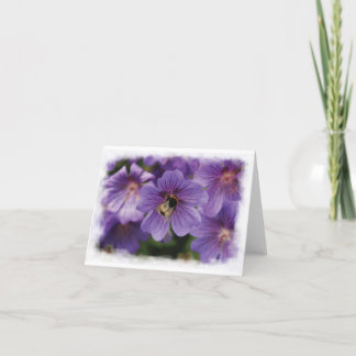 Abelha no cartão do vazio da flor