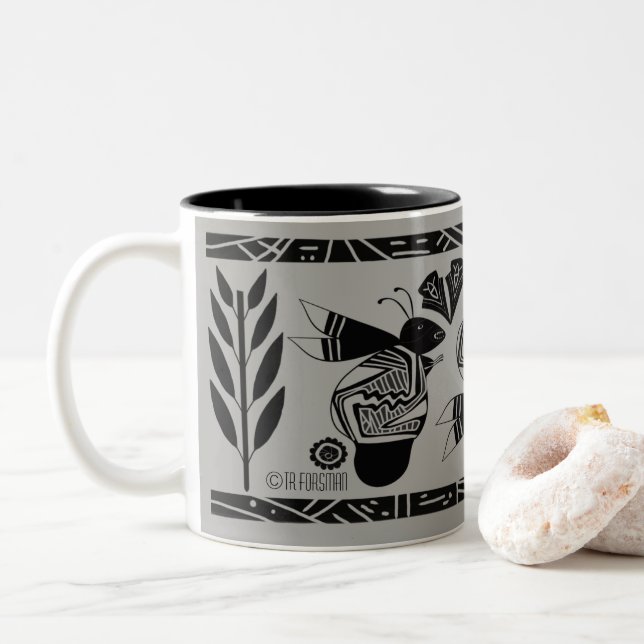 Abelhas antigas e flores na caneca de cinza (Com Donut)