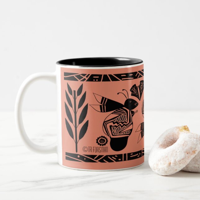Abelhas antigas e flores na caneca de coral (Com Donut)