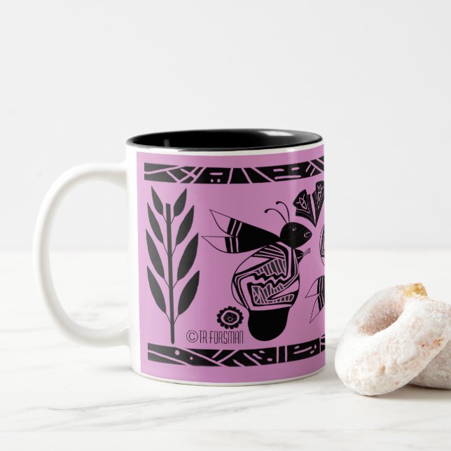 Abelhas antigas e flores na caneca roxa (Com Donut)