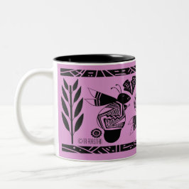Abelhas antigas e flores na caneca roxa