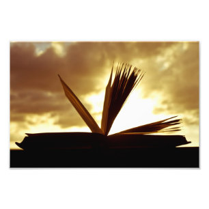 Abra o livro e a fotografia do por do sol