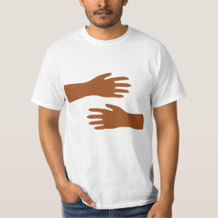 Abraçando a camisa do afago do aperto dos abraço