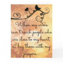 Abraçando o com meu cartão das orações