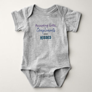 Aceitando presentes Camiseta bebê HAMbyWG